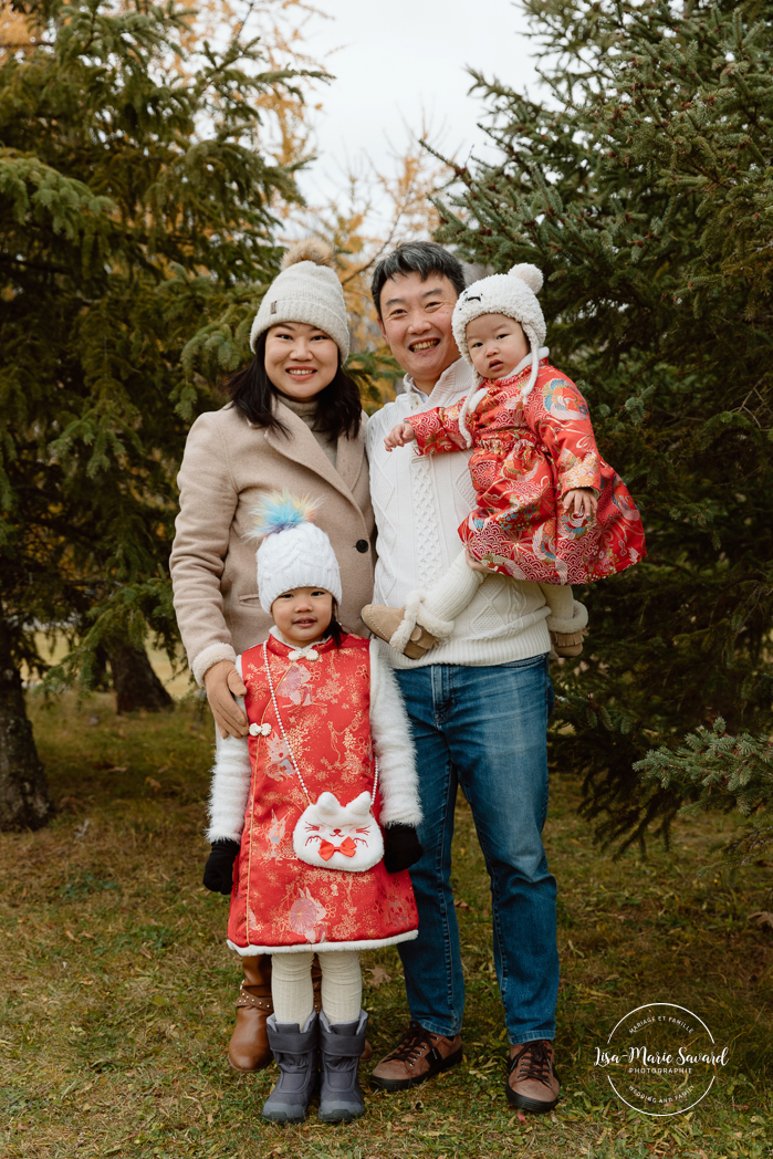 Outdoor Christmas mini sessions. Christmas tree farm mini sessions. Chinese family photos. Asian family photos. Mini séances des Fêtes 2024. Mini séances dans la neige à Montréal. Montreal Holiday mini sessions.