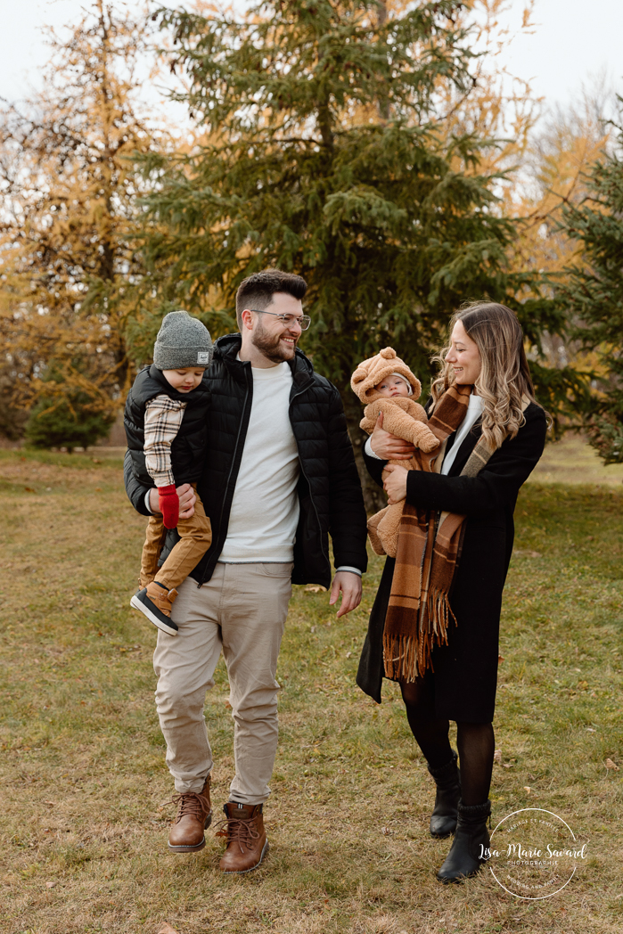 Outdoor Christmas mini sessions. Christmas tree farm mini sessions. Winter family photos. Mini séances des Fêtes 2024. Mini séances dans la neige à Montréal. Montreal Holiday mini sessions.