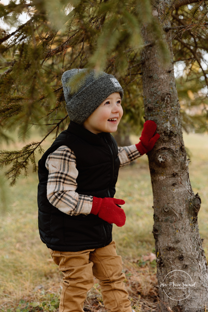 Outdoor Christmas mini sessions. Christmas tree farm mini sessions. Winter family photos. Mini séances des Fêtes 2024. Mini séances dans la neige à Montréal. Montreal Holiday mini sessions.