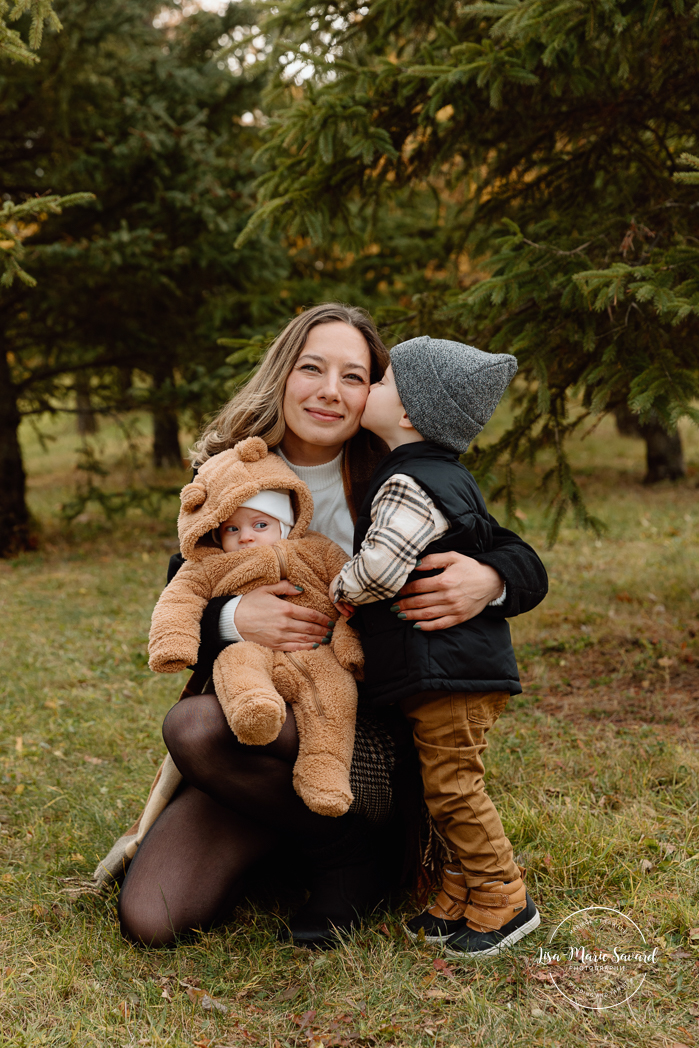 Outdoor Christmas mini sessions. Christmas tree farm mini sessions. Winter family photos. Mini séances des Fêtes 2024. Mini séances dans la neige à Montréal. Montreal Holiday mini sessions.