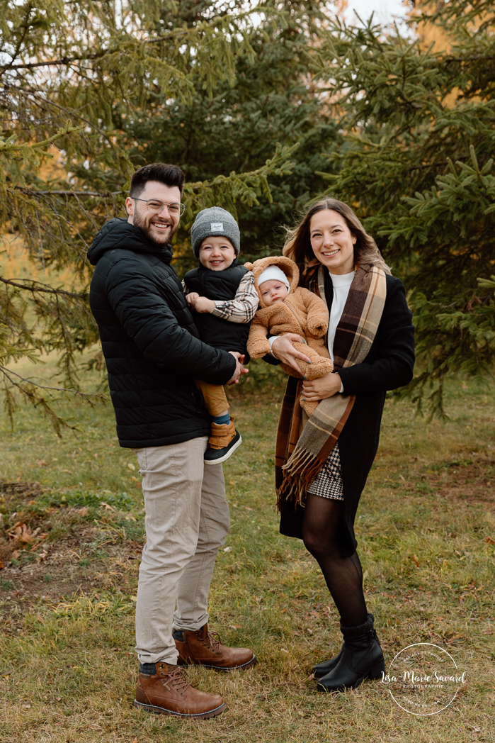 Outdoor Christmas mini sessions. Christmas tree farm mini sessions. Winter family photos. Mini séances des Fêtes 2024. Mini séances dans la neige à Montréal. Montreal Holiday mini sessions.