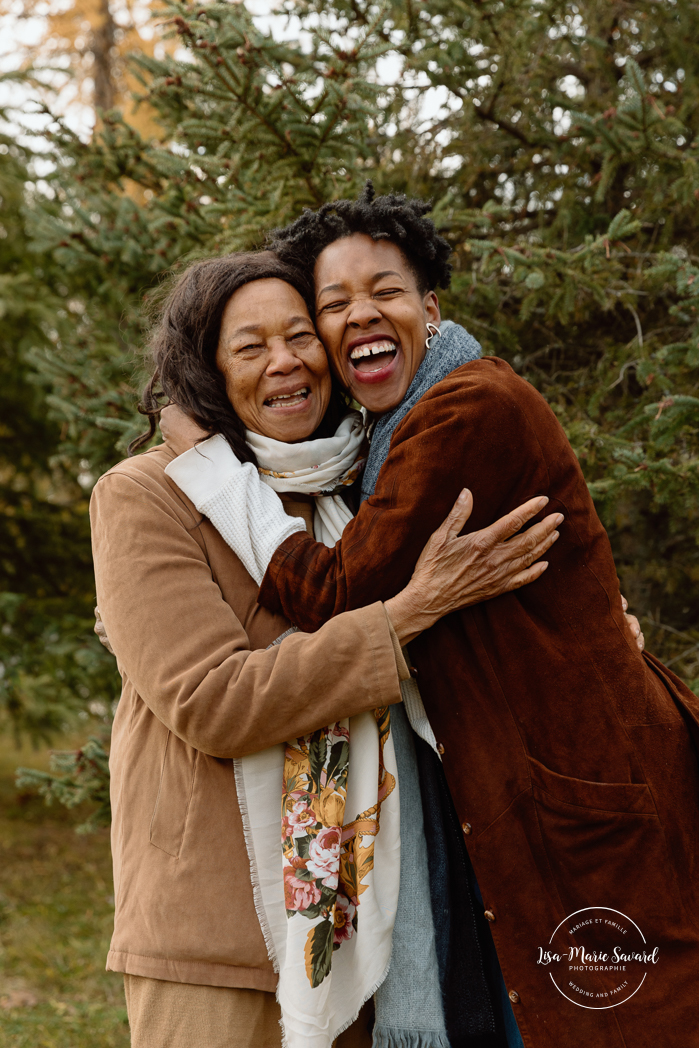 Outdoor Christmas mini sessions. Christmas tree farm mini sessions. Black family photos. African American family photos. Mini séances des Fêtes 2024. Mini séances dans la neige à Montréal. Montreal Holiday mini sessions.