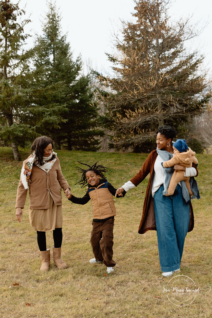 Outdoor Christmas mini sessions. Christmas tree farm mini sessions. Black family photos. African American family photos. Mini séances des Fêtes 2024. Mini séances dans la neige à Montréal. Montreal Holiday mini sessions.