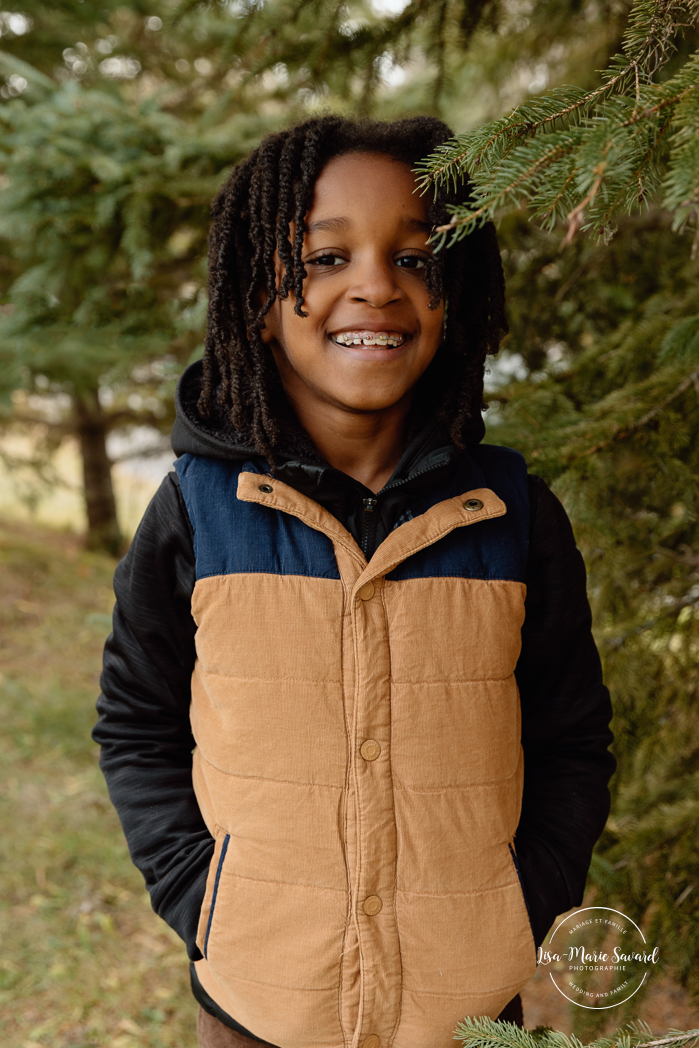 Outdoor Christmas mini sessions. Christmas tree farm mini sessions. Black family photos. African American family photos. Mini séances des Fêtes 2024. Mini séances dans la neige à Montréal. Montreal Holiday mini sessions.