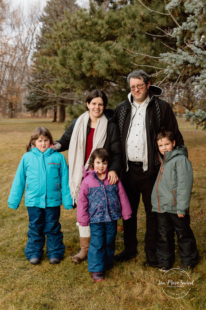 Outdoor Christmas mini sessions. Christmas tree farm mini sessions. Winter family photos. Mini séances des Fêtes 2024. Mini séances dans la neige à Montréal. Montreal Holiday mini sessions.