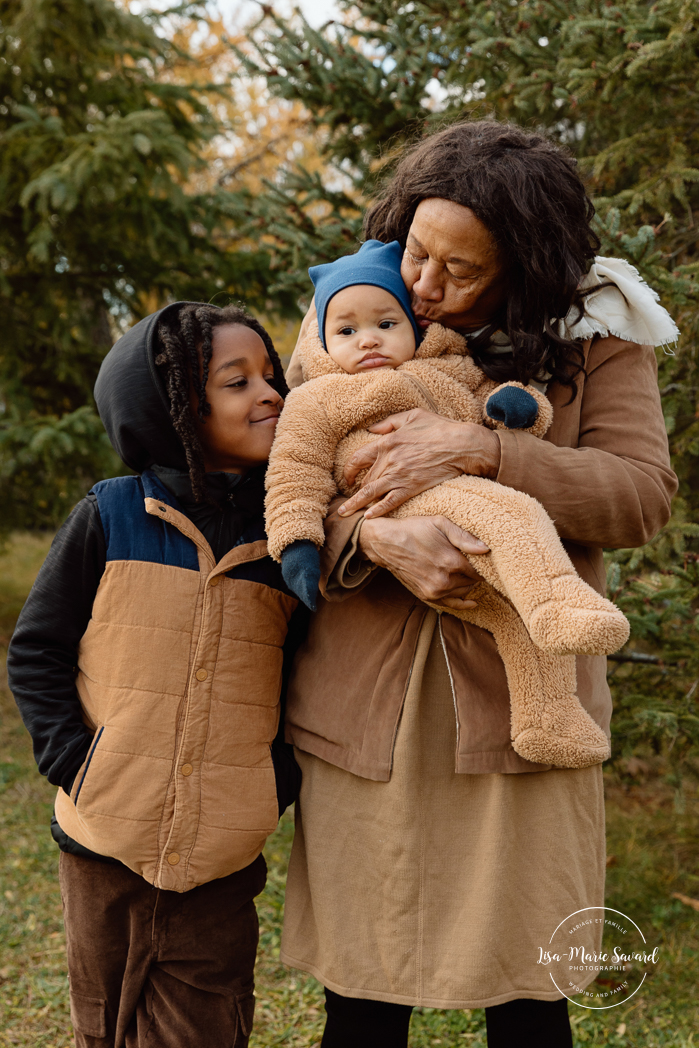 Outdoor Christmas mini sessions. Christmas tree farm mini sessions. Black family photos. African American family photos. Mini séances des Fêtes 2024. Mini séances dans la neige à Montréal. Montreal Holiday mini sessions.