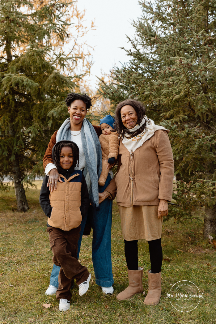 Outdoor Christmas mini sessions. Christmas tree farm mini sessions. Black family photos. African American family photos. Mini séances des Fêtes 2024. Mini séances dans la neige à Montréal. Montreal Holiday mini sessions.