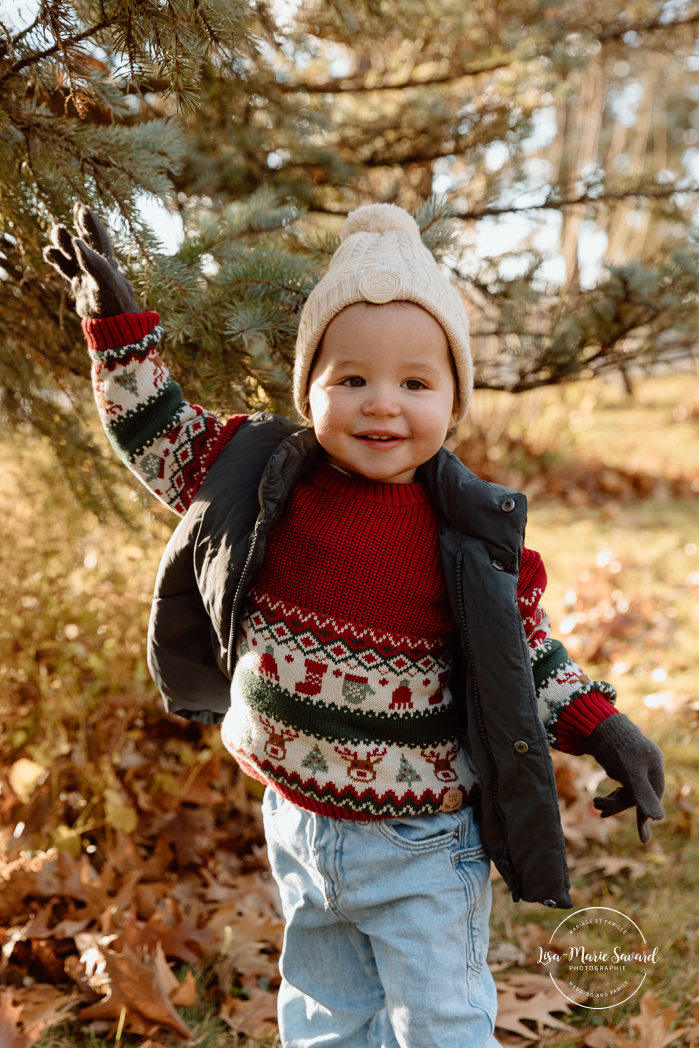 Outdoor Christmas mini sessions. Christmas tree farm mini sessions. Winter family photos. Mini séances des Fêtes 2024. Mini séances dans la neige à Montréal. Montreal Holiday mini sessions.