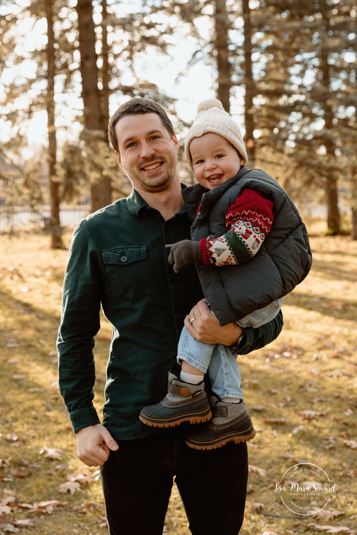 Outdoor Christmas mini sessions. Christmas tree farm mini sessions. Winter family photos. Mini séances des Fêtes 2024. Mini séances dans la neige à Montréal. Montreal Holiday mini sessions.