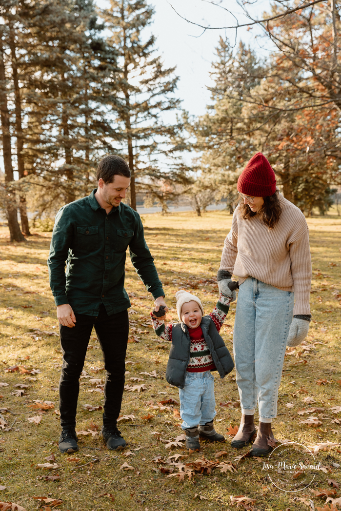 Outdoor Christmas mini sessions. Christmas tree farm mini sessions. Winter family photos. Mini séances des Fêtes 2024. Mini séances dans la neige à Montréal. Montreal Holiday mini sessions.