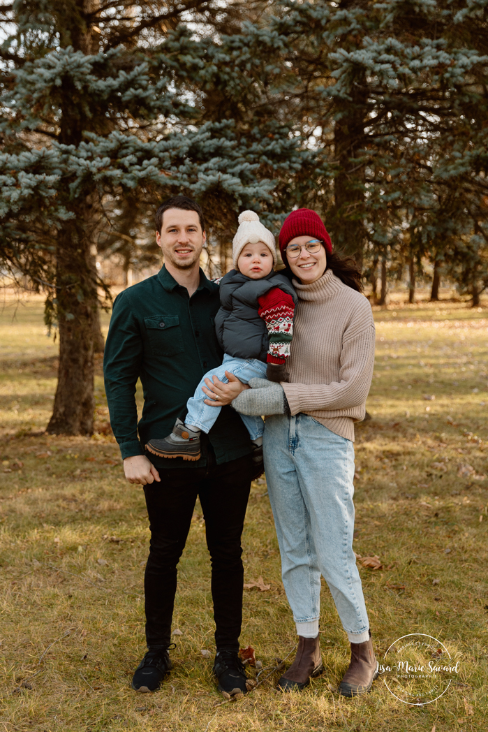 Outdoor Christmas mini sessions. Christmas tree farm mini sessions. Winter family photos. Mini séances des Fêtes 2024. Mini séances dans la neige à Montréal. Montreal Holiday mini sessions.