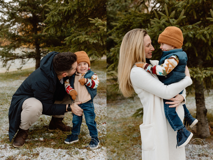 Outdoor Christmas mini sessions. Christmas tree farm mini sessions. Snowy family photos. Mini séances des Fêtes 2024. Mini séances dans la neige à Montréal. Montreal Holiday mini sessions.