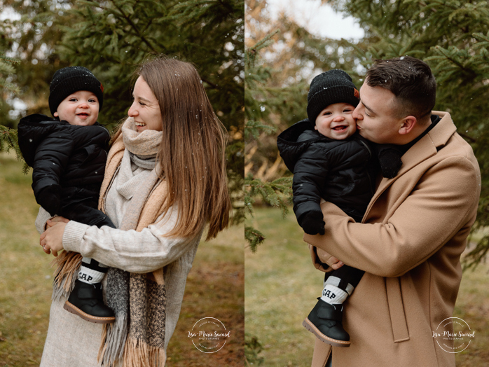 Outdoor Christmas mini sessions. Christmas tree farm mini sessions. Snowy family photos. Mini séances des Fêtes 2024. Mini séances dans la neige à Montréal. Montreal Holiday mini sessions.