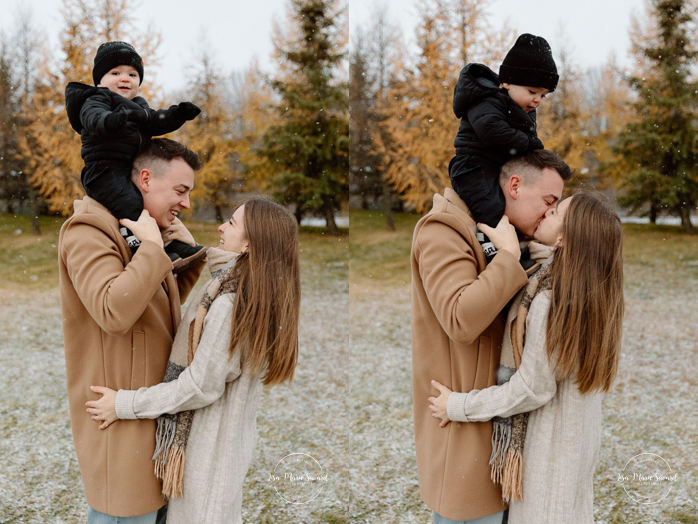 Outdoor Christmas mini sessions. Christmas tree farm mini sessions. Snowy family photos. Mini séances des Fêtes 2024. Mini séances dans la neige à Montréal. Montreal Holiday mini sessions.