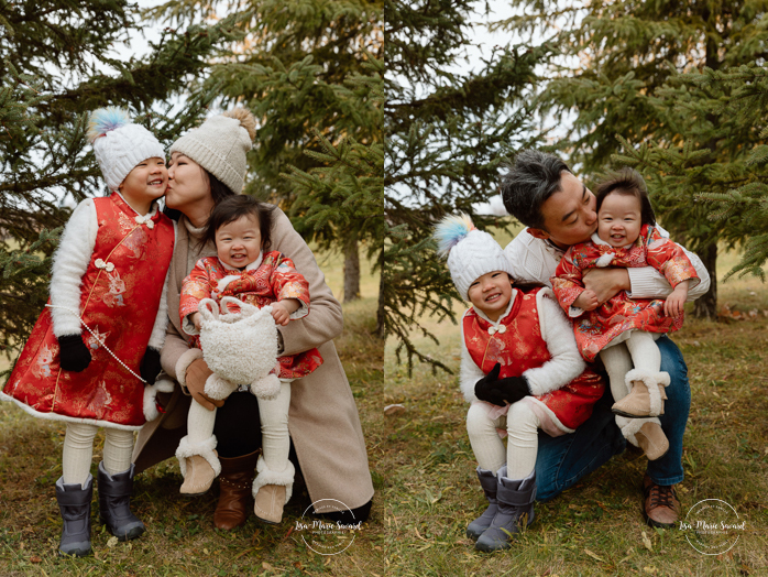 Outdoor Christmas mini sessions. Christmas tree farm mini sessions. Chinese family photos. Asian family photos. Mini séances des Fêtes 2024. Mini séances dans la neige à Montréal. Montreal Holiday mini sessions.