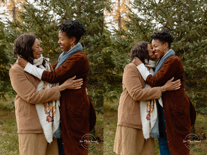 Outdoor Christmas mini sessions. Christmas tree farm mini sessions. Black family photos. African American family photos. Mini séances des Fêtes 2024. Mini séances dans la neige à Montréal. Montreal Holiday mini sessions.