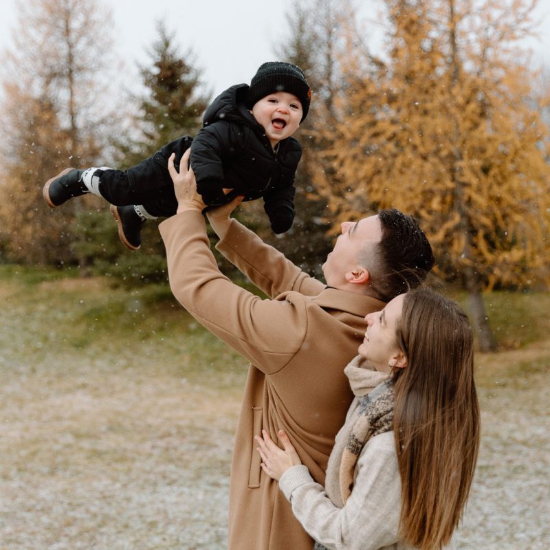 Outdoor Christmas mini sessions. Christmas tree farm mini sessions. Snowy family photos. Mini séances des Fêtes 2024. Mini séances dans la neige à Montréal. Montreal Holiday mini sessions.