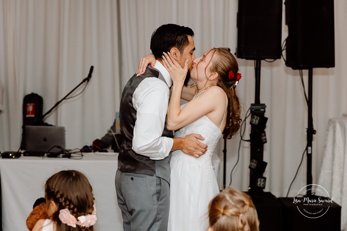 Bride and groom first dance. Indoor wedding reception in sugar shack. Mariage automnal à Montréal. Montreal fall wedding photos. Mariage Cabane à Sucre Constantin. Sugar shack wedding.