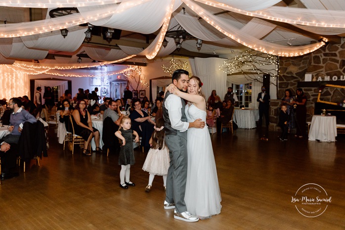 Bride and groom first dance. Indoor wedding reception in sugar shack. Mariage automnal à Montréal. Montreal fall wedding photos. Mariage Cabane à Sucre Constantin. Sugar shack wedding.