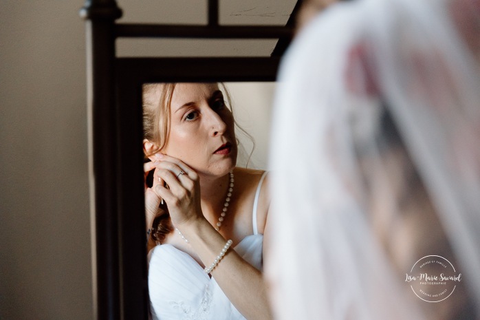 Bride getting ready with bridesmaids. Mariage automnal à Montréal. Montreal fall wedding photos. Mariage Hôtel Le Rivage Maison de l'Enclos.