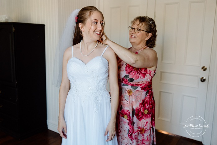 Bride getting ready with bridesmaids. Mariage automnal à Montréal. Montreal fall wedding photos. Mariage Hôtel Le Rivage Maison de l'Enclos.