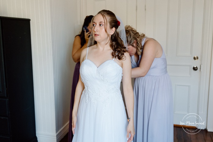 Bride getting ready with bridesmaids. Mariage automnal à Montréal. Montreal fall wedding photos. Mariage Hôtel Le Rivage Maison de l'Enclos.