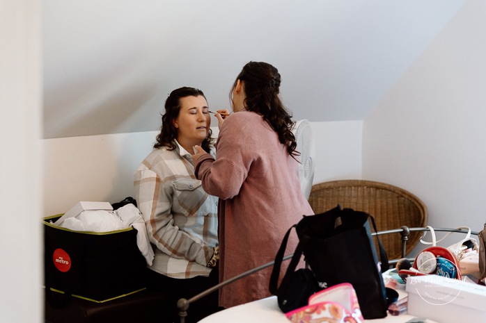 Bride getting ready with bridesmaids. Mariage automnal à Montréal. Montreal fall wedding photos. Mariage Hôtel Le Rivage Maison de l'Enclos.