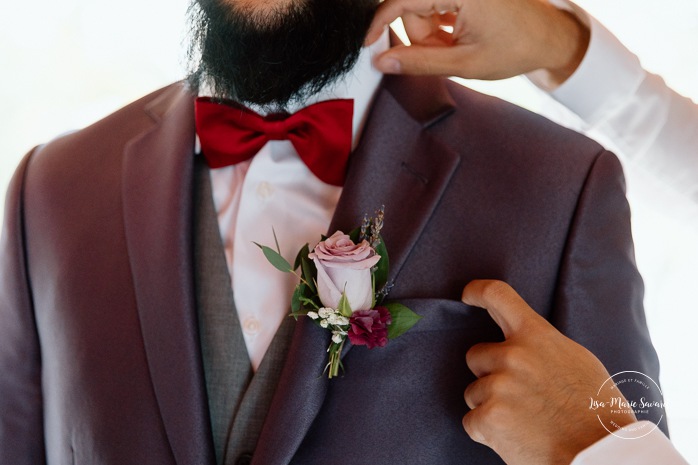 Groom getting ready with groomsmen. Mariage automnal à Montréal. Montreal fall wedding photos. Mariage Hôtel Le Rivage Maison de l'Enclos.