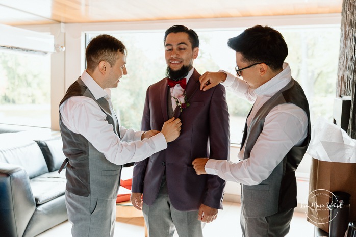 Groom getting ready with groomsmen. Mariage automnal à Montréal. Montreal fall wedding photos. Mariage Hôtel Le Rivage Maison de l'Enclos.