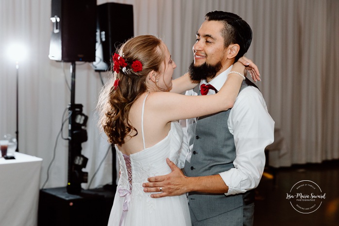 Bride and groom first dance. Indoor wedding reception in sugar shack. Mariage automnal à Montréal. Montreal fall wedding photos. Mariage Cabane à Sucre Constantin. Sugar shack wedding.