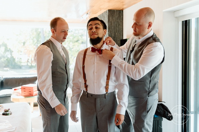 Groom getting ready with groomsmen. Mariage automnal à Montréal. Montreal fall wedding photos. Mariage Hôtel Le Rivage Maison de l'Enclos.