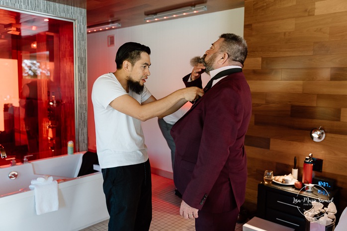 Groom getting ready with groomsmen. Mariage automnal à Montréal. Montreal fall wedding photos. Mariage Hôtel Le Rivage Maison de l'Enclos.