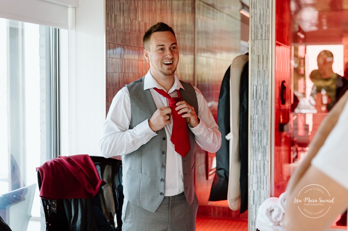 Groom getting ready with groomsmen. Mariage automnal à Montréal. Montreal fall wedding photos. Mariage Hôtel Le Rivage Maison de l'Enclos.