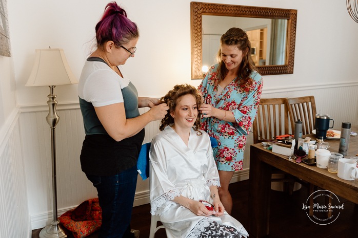 Bride getting ready with bridesmaids. Mariage automnal à Montréal. Montreal fall wedding photos. Mariage Hôtel Le Rivage Maison de l'Enclos.