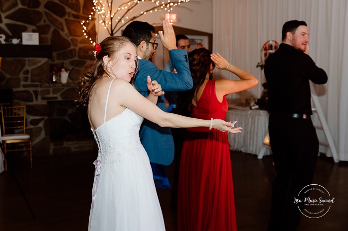 Wedding dancefloor photos. Indoor wedding reception in sugar shack. Mariage automnal à Montréal. Montreal fall wedding photos. Mariage Cabane à Sucre Constantin. Sugar shack wedding.