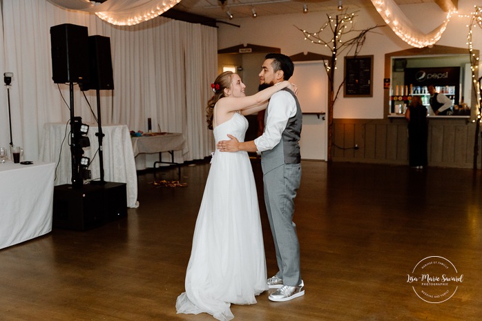 Bride and groom first dance. Indoor wedding reception in sugar shack. Mariage automnal à Montréal. Montreal fall wedding photos. Mariage Cabane à Sucre Constantin. Sugar shack wedding.