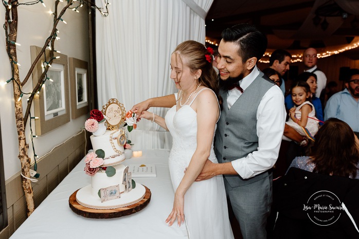 Bride and groom cutting the cake. Indoor wedding reception in sugar shack. Mariage automnal à Montréal. Montreal fall wedding photos. Mariage Cabane à Sucre Constantin. Sugar shack wedding.