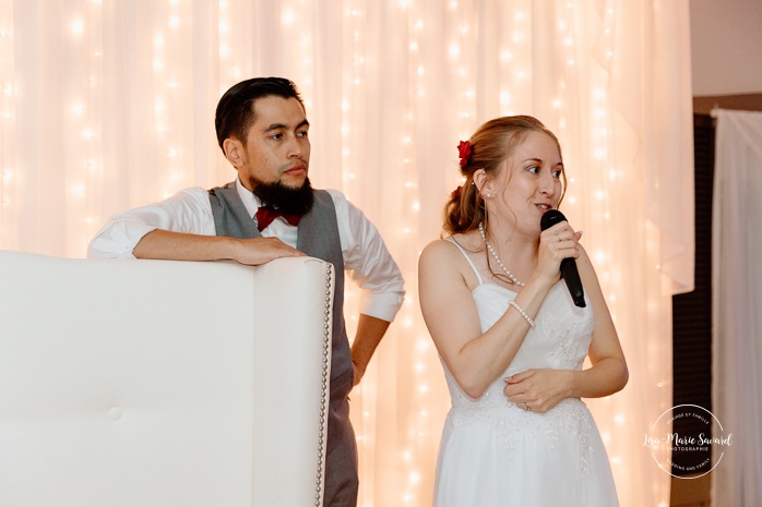 Wedding reception speeches ideas. Indoor wedding reception in sugar shack. Mariage automnal à Montréal. Montreal fall wedding photos. Mariage Cabane à Sucre Constantin. Sugar shack wedding.