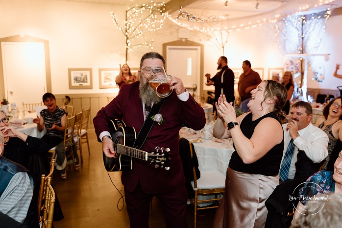 Wedding reception sing-along song. Indoor wedding reception in sugar shack. Mariage automnal à Montréal. Montreal fall wedding photos. Mariage Cabane à Sucre Constantin. Sugar shack wedding.