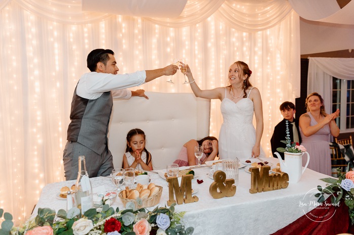 Wedding reception sing-along song. Indoor wedding reception in sugar shack. Mariage automnal à Montréal. Montreal fall wedding photos. Mariage Cabane à Sucre Constantin. Sugar shack wedding.