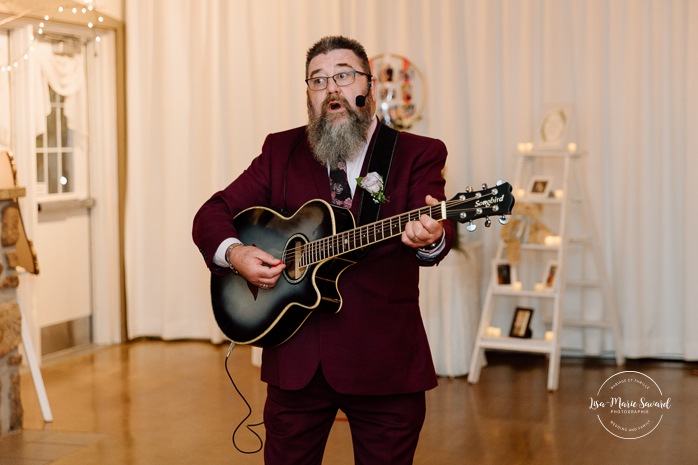 Wedding reception sing-along song. Indoor wedding reception in sugar shack. Mariage automnal à Montréal. Montreal fall wedding photos. Mariage Cabane à Sucre Constantin. Sugar shack wedding.