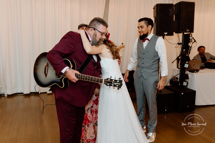 Wedding reception sing-along song. Indoor wedding reception in sugar shack. Mariage automnal à Montréal. Montreal fall wedding photos. Mariage Cabane à Sucre Constantin. Sugar shack wedding.