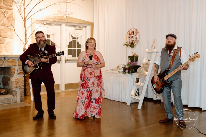 Wedding reception sing-along song. Indoor wedding reception in sugar shack. Mariage automnal à Montréal. Montreal fall wedding photos. Mariage Cabane à Sucre Constantin. Sugar shack wedding.