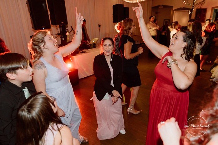 Wedding dancefloor photos. Indoor wedding reception in sugar shack. Mariage automnal à Montréal. Montreal fall wedding photos. Mariage Cabane à Sucre Constantin. Sugar shack wedding.