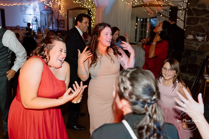 Wedding dancefloor photos. Indoor wedding reception in sugar shack. Mariage automnal à Montréal. Montreal fall wedding photos. Mariage Cabane à Sucre Constantin. Sugar shack wedding.