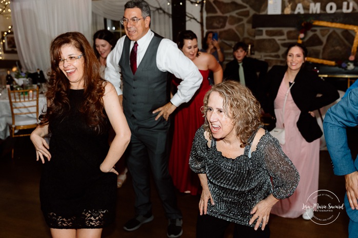 Wedding dancefloor photos. Indoor wedding reception in sugar shack. Mariage automnal à Montréal. Montreal fall wedding photos. Mariage Cabane à Sucre Constantin. Sugar shack wedding.