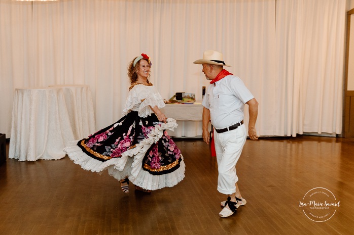 Traditional Colombian wedding dance. Indoor wedding reception in sugar shack. Mariage automnal à Montréal. Montreal fall wedding photos. Mariage Cabane à Sucre Constantin. Sugar shack wedding.