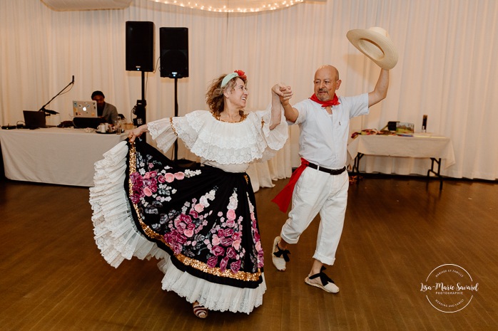 Traditional Colombian wedding dance. Indoor wedding reception in sugar shack. Mariage automnal à Montréal. Montreal fall wedding photos. Mariage Cabane à Sucre Constantin. Sugar shack wedding.