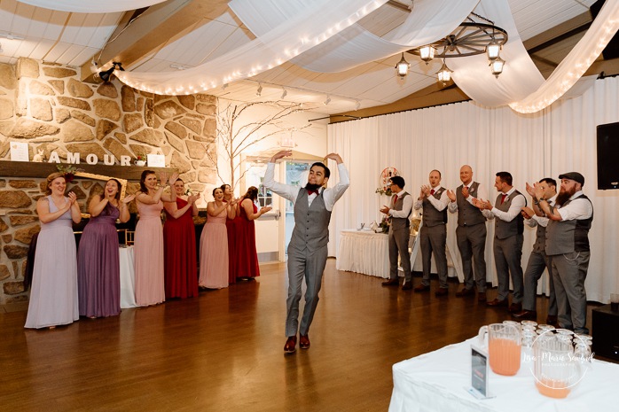 Indoor wedding reception in sugar shack. Mariage automnal à Montréal. Montreal fall wedding photos. Mariage Cabane à Sucre Constantin. Sugar shack wedding.