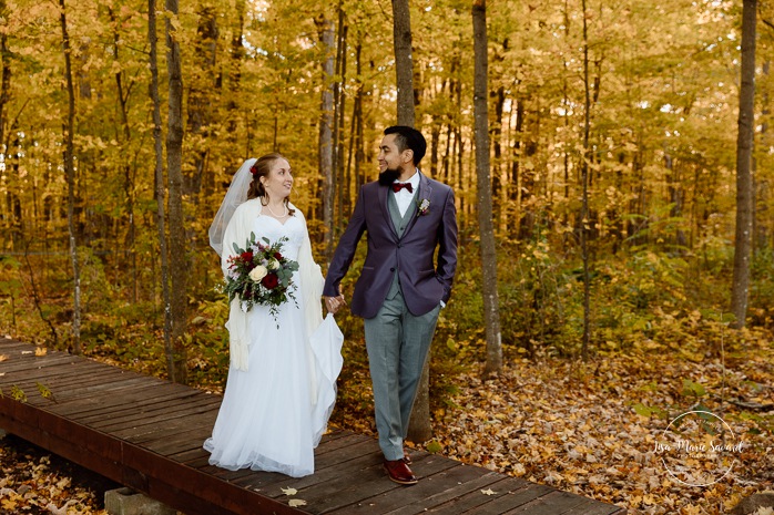 Fall forest wedding photos. Fall wedding photos. Mariage automnal à Montréal. Montreal fall wedding photos. Mariage Cabane à Sucre Constantin. Sugar shack wedding.